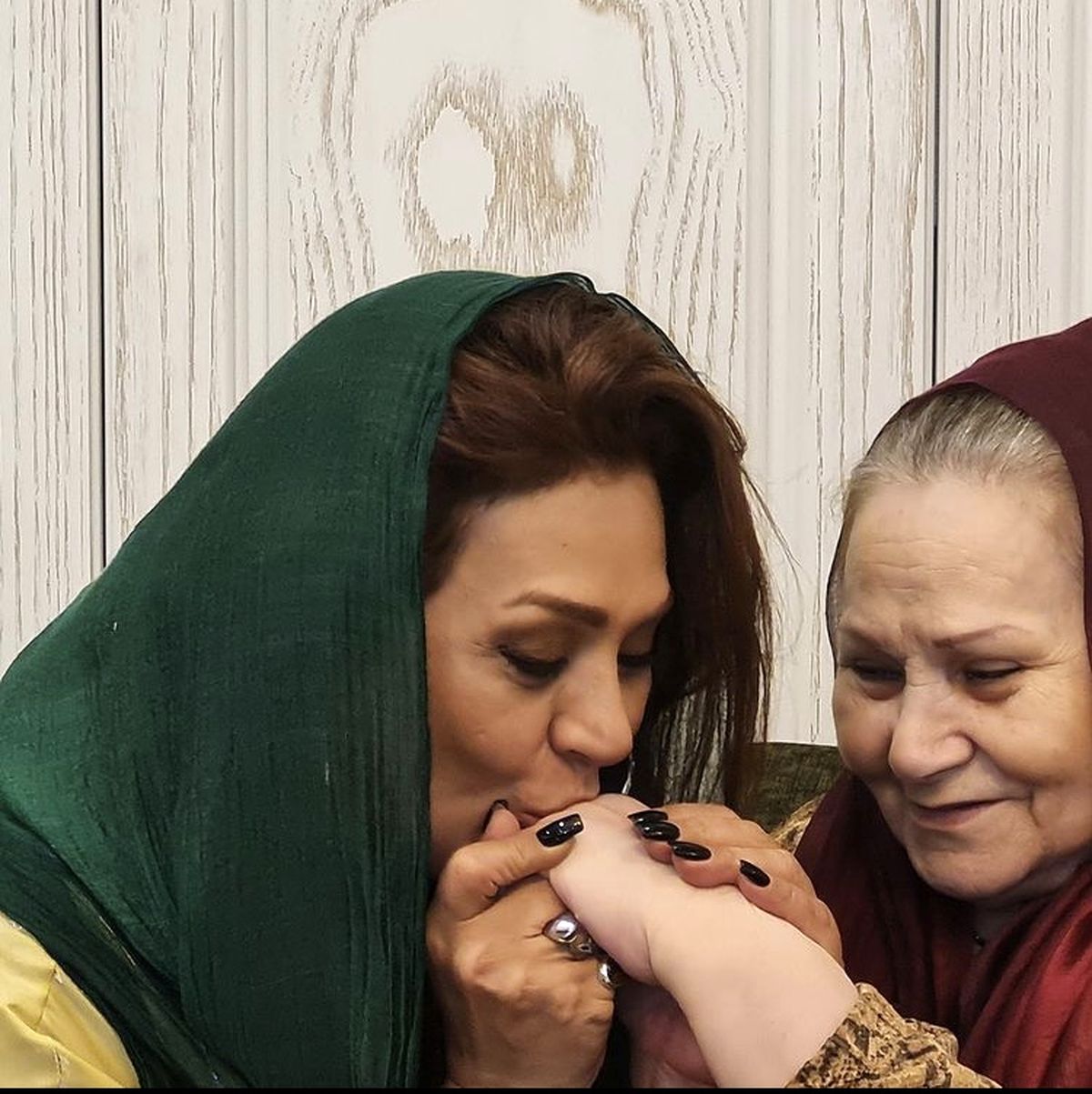 بوسه نسرین مقانلو + عکس