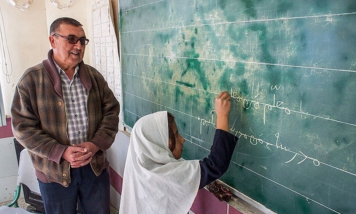تبدیل معلمان به نیروهای شرکتی با حقوق ۶۰۰ هزار تومانی با طرح "خرید خدمت!" 