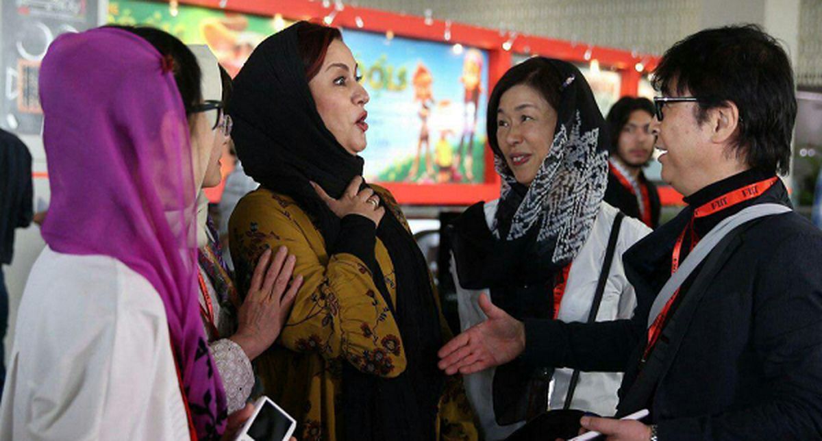 جنجال‌های دست دادن‌ بازیگران زن