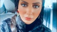 مونا فرجاد در خودروی لوکسش