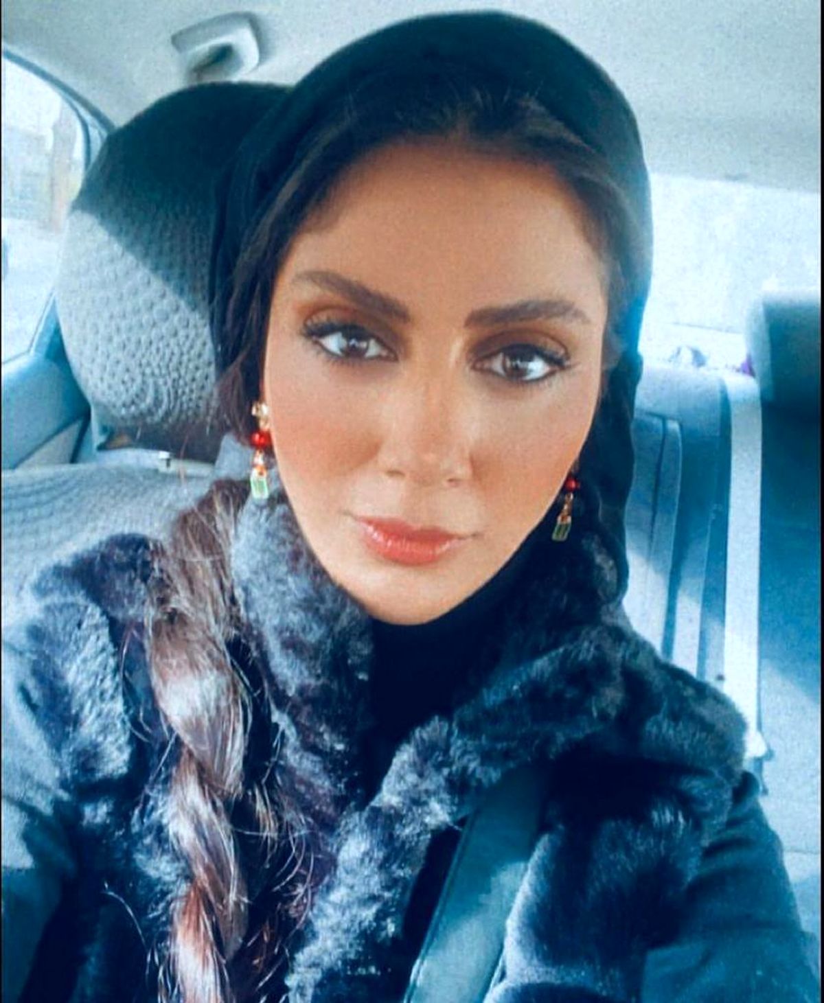 مونا فرجاد در خودروی لوکسش