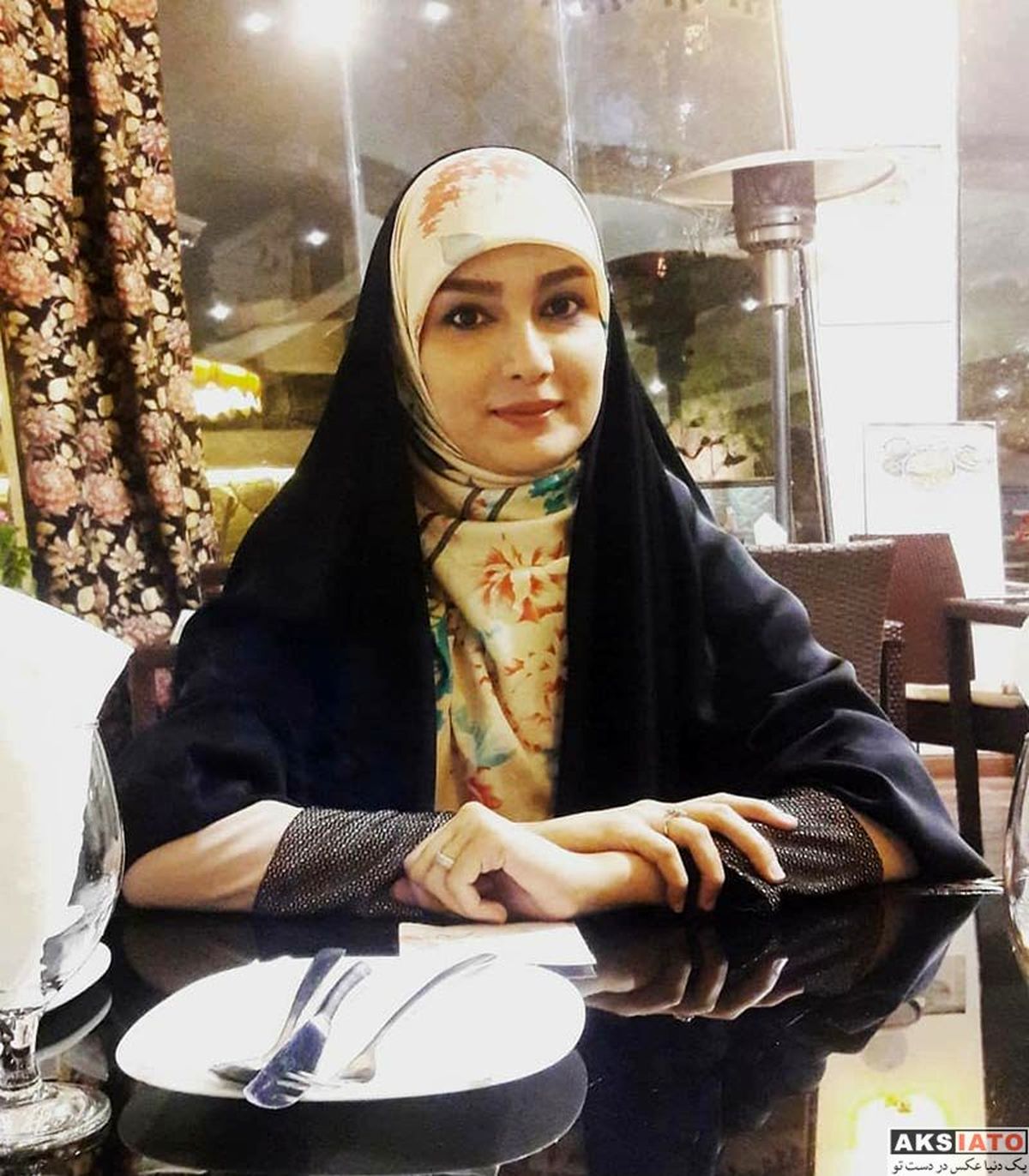 مژده خنجری همراه همسرش و دوستانشان