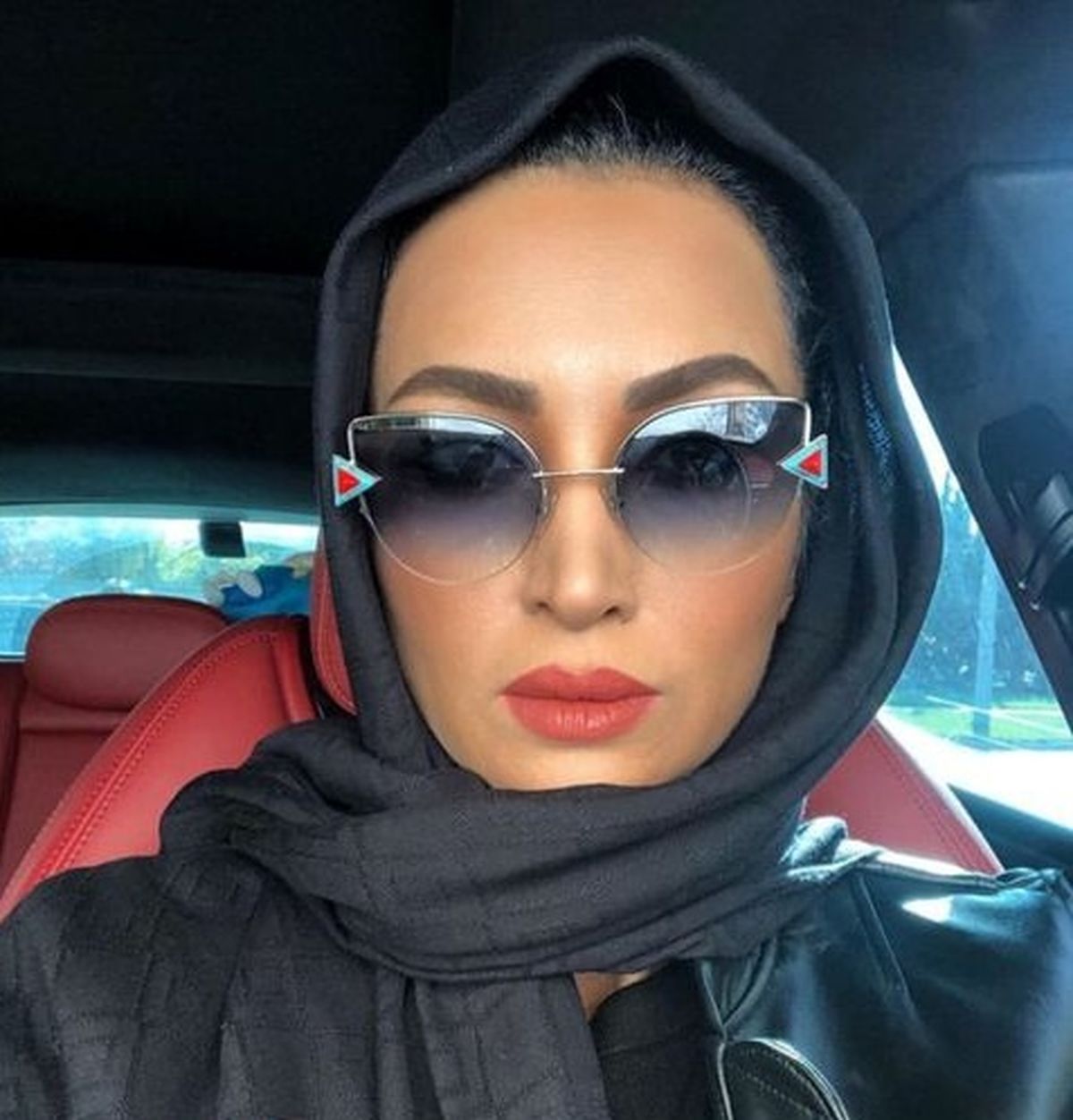 عکس با حجاب روناک یونسی در کانادا