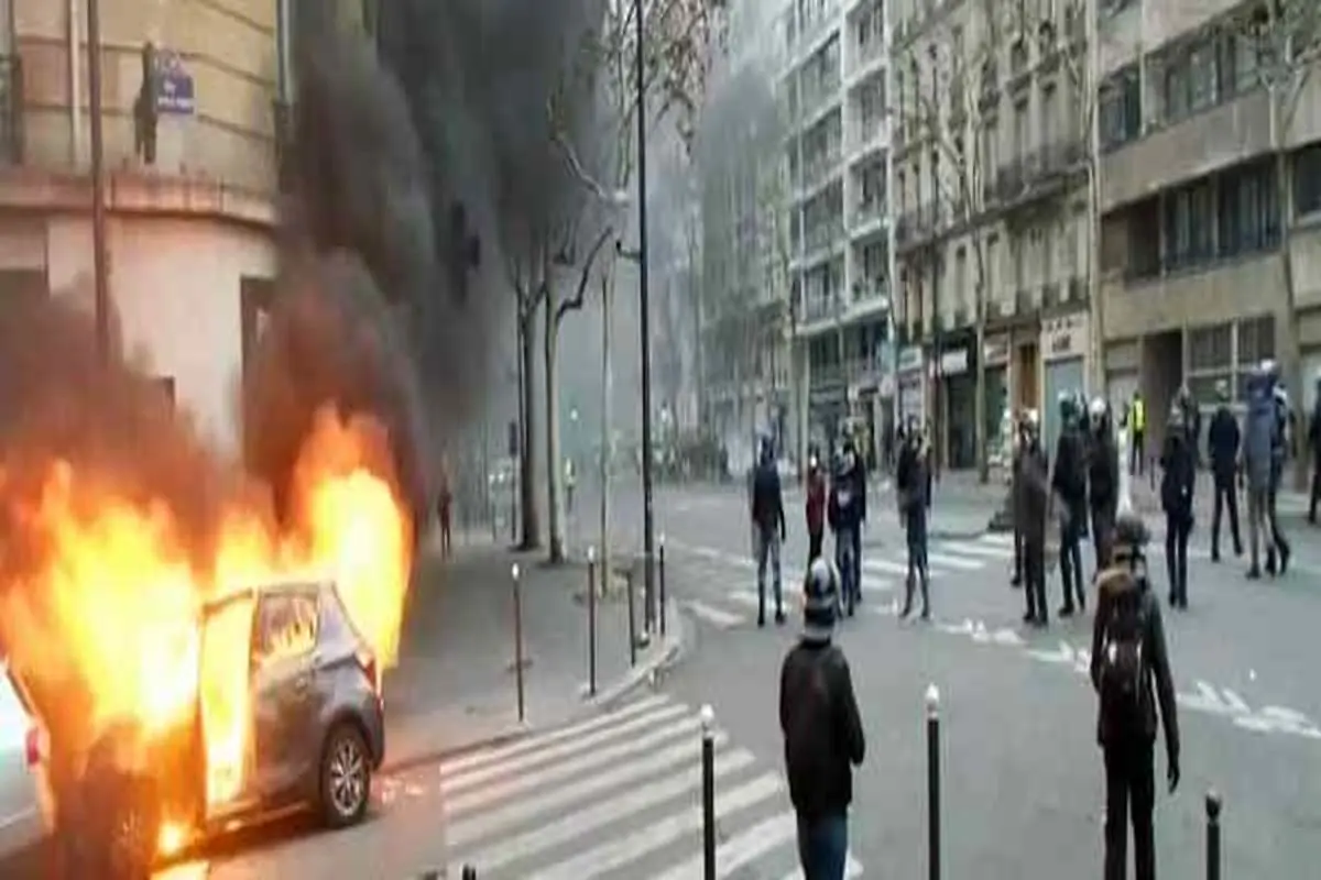 دفع سرکوب پلیس فرانسه با سنگفرش