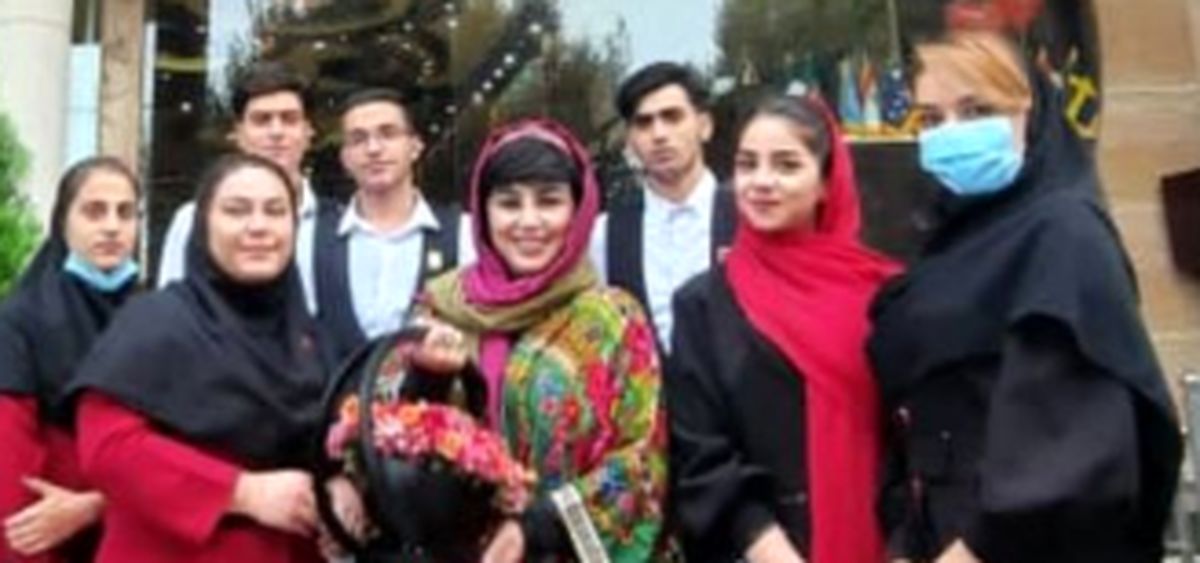 بهنوش بختیاری با مانتوی سنتی در کنار دوستانش + عکس