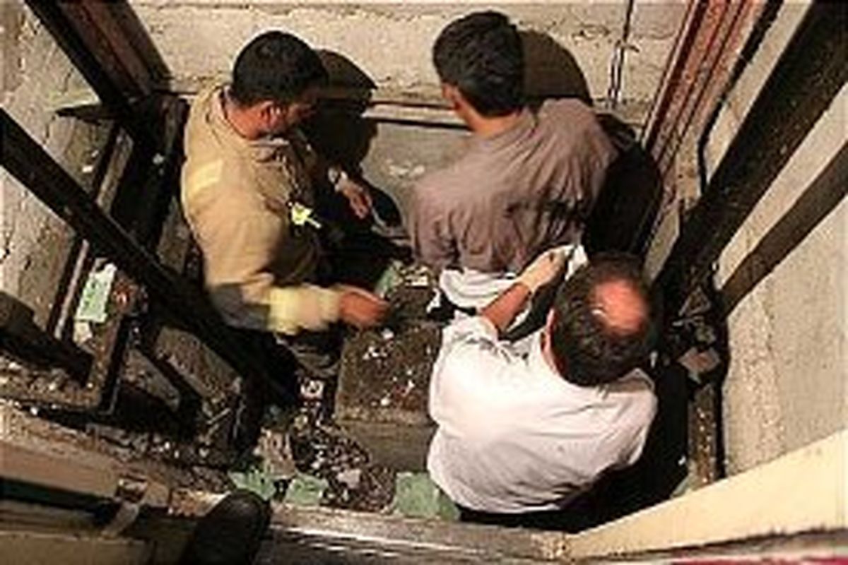 مرگ کارگر ایرانی روی سقف آسانسور 