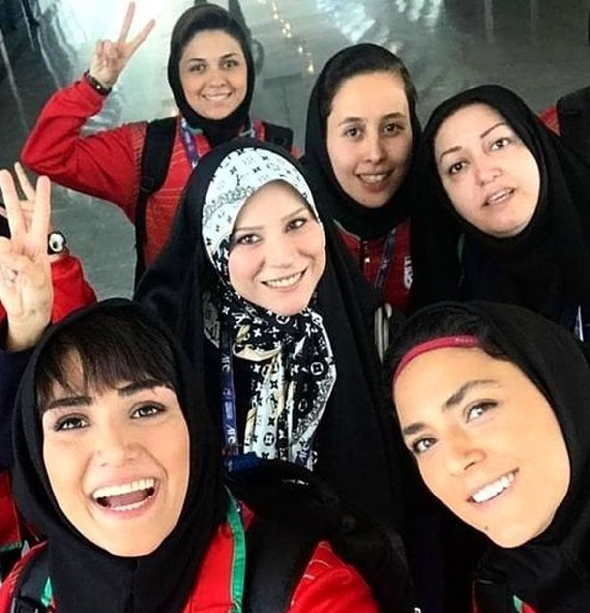 عکس با حجاب کامل سحر دولتشاهی میان بازیگران در سن دبیرستان