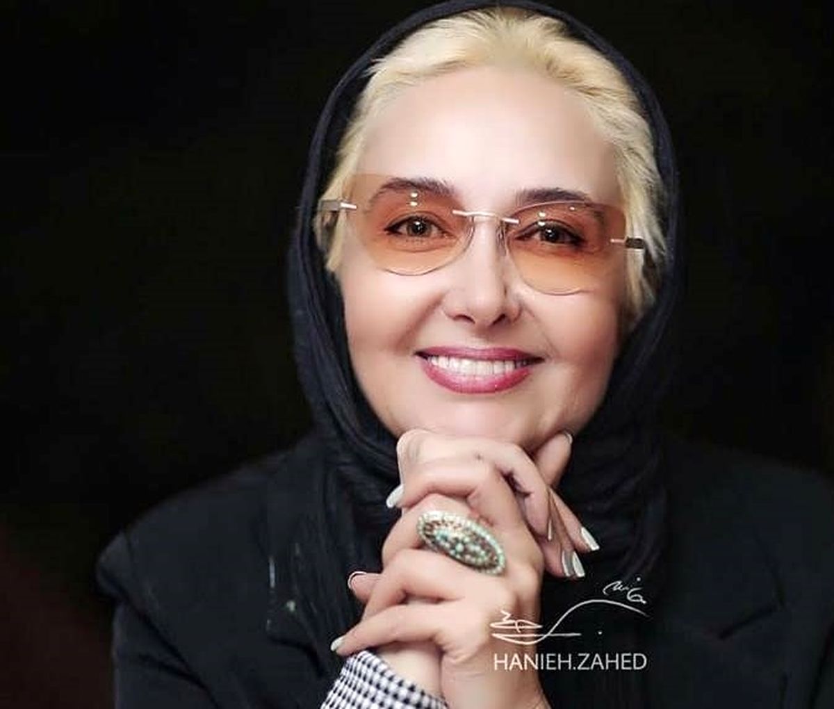  کتایون ریاحی با پای گچ‌گرفته روی ویلچر