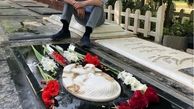 پسر مرحوم عزت الله انتظامی بر سر مزار پدرش + عکس