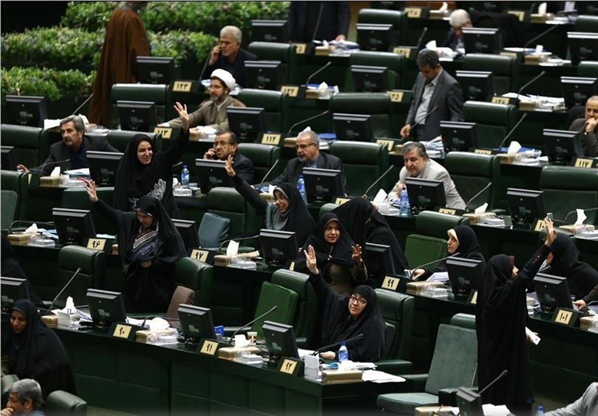 درخواست  نمایندگان مجلس از لاریجانی 