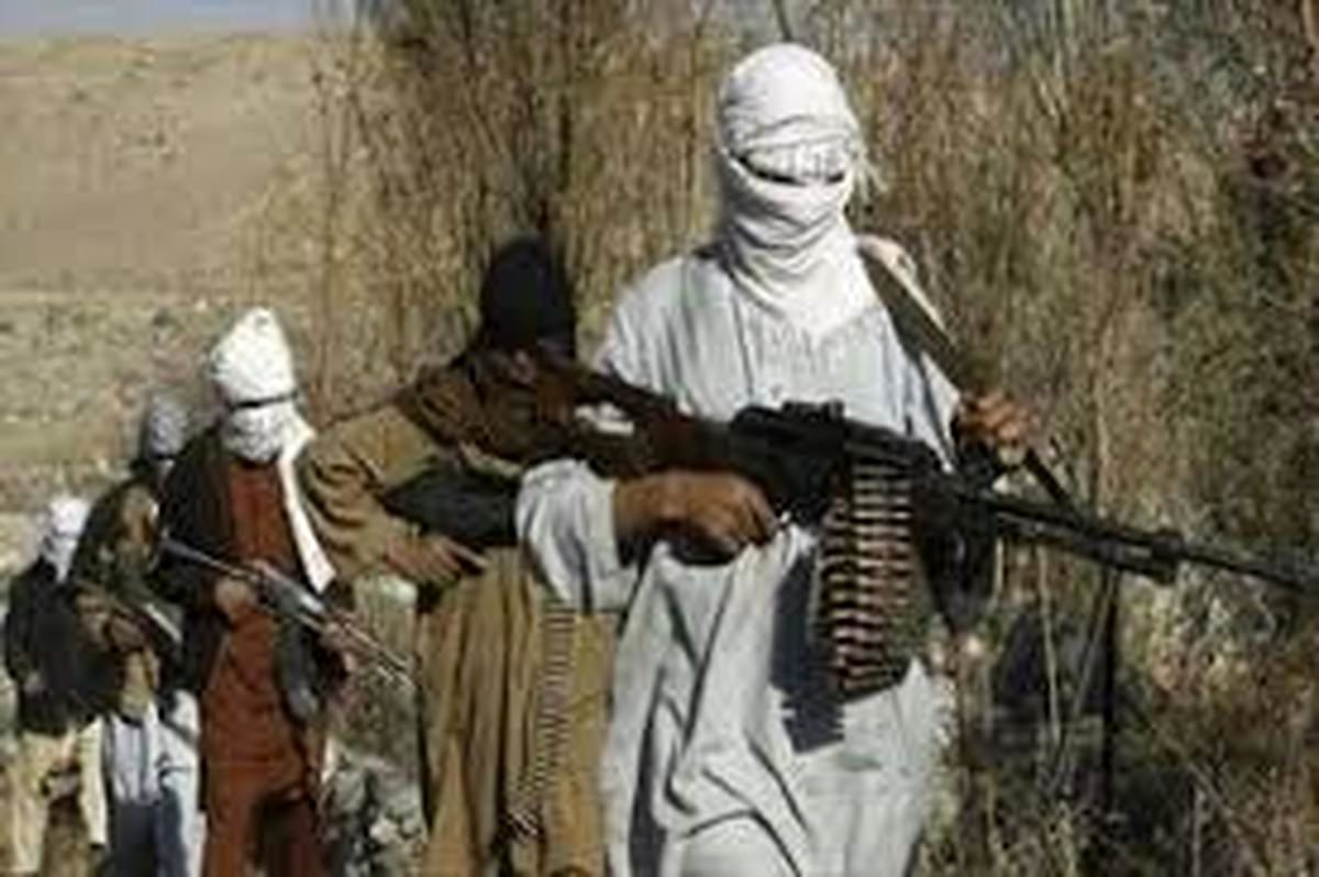 عکس یادگاری طالبان از تصرف دفتر اشرف غنی !