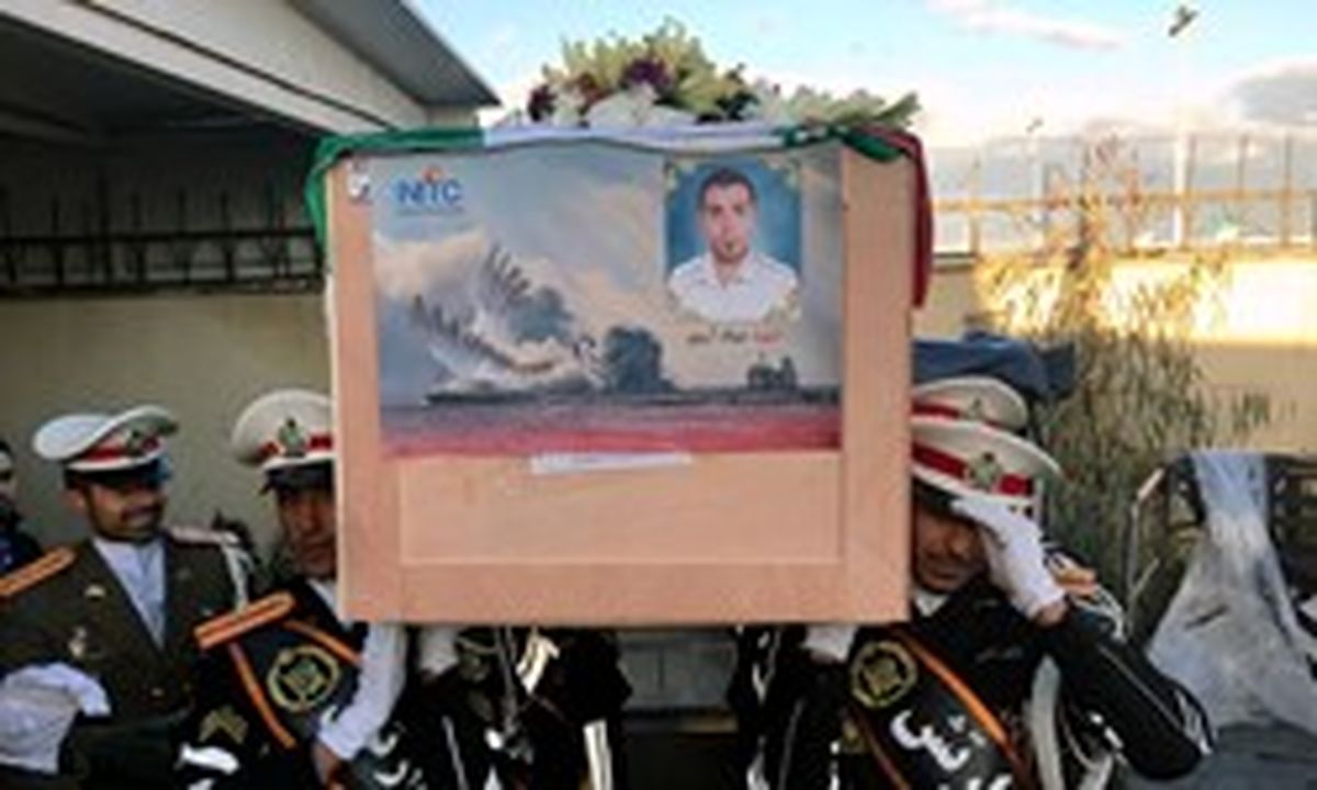 پایان 40 روز انتظار برای خانواده سه تن از شهدای حادثه سانچی/ تشییع شهدا بر دوش نمازگزاران جمعه تهران
