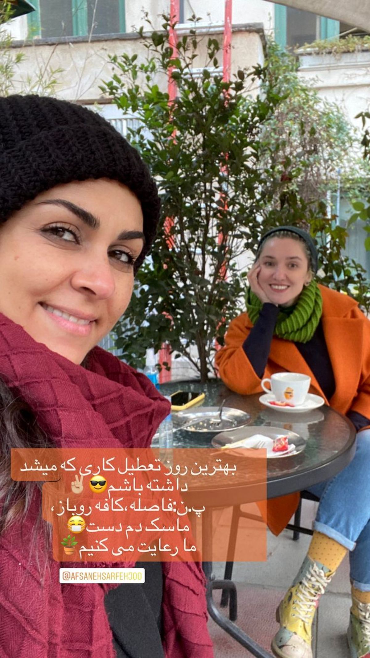 خانم بازیگر و دوستش در کافه ای خیابانی + عکس