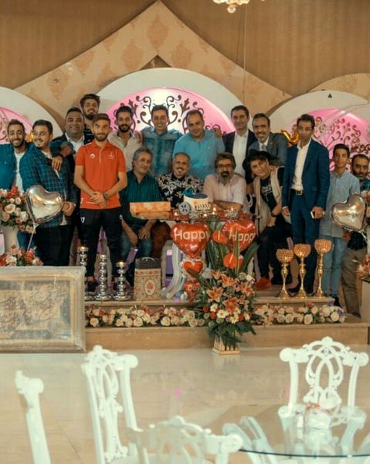 جواد رضویان در میان دوستانش در یک سالن + عکس