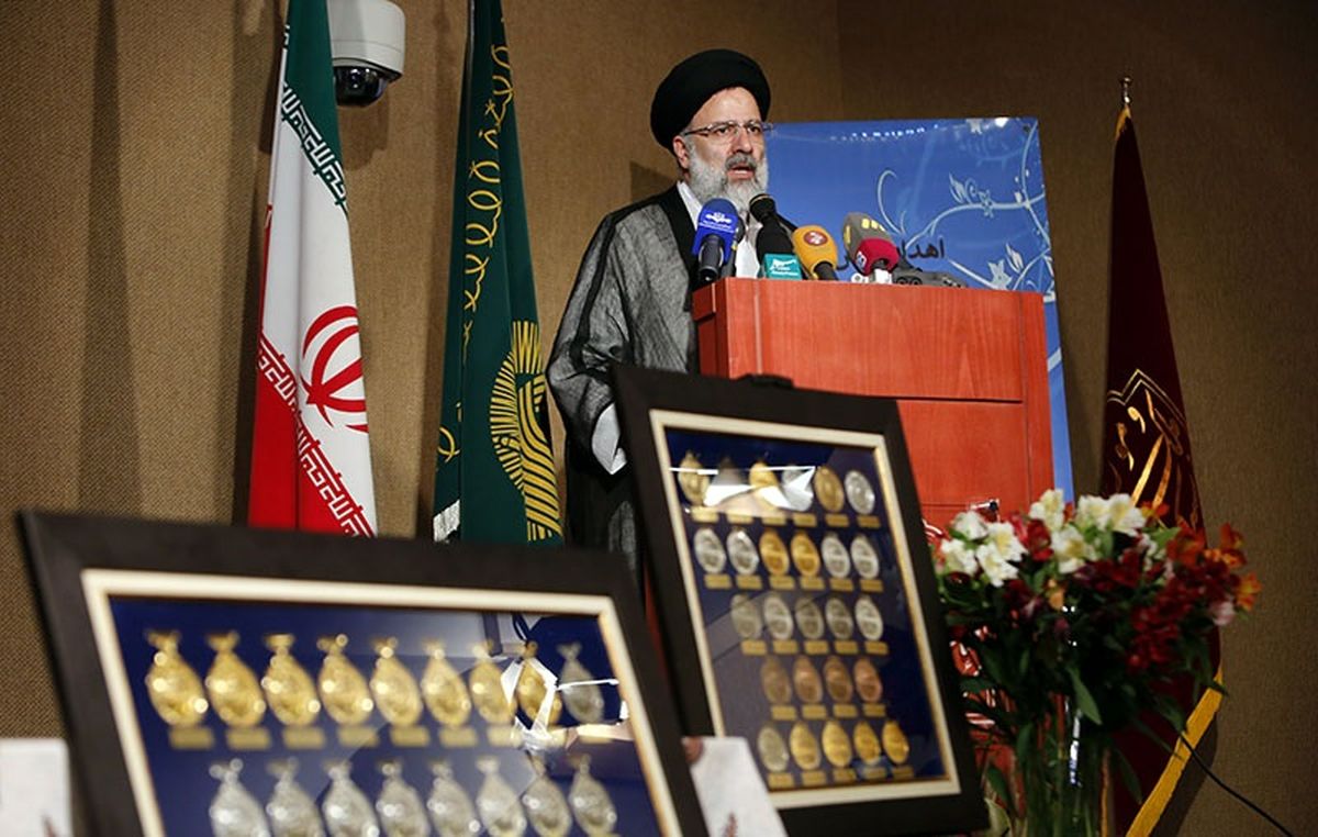 اقدام جالب نخبه‌های دانشگاهی در تقدیم مدال‌هایشان به رهبر انقلاب