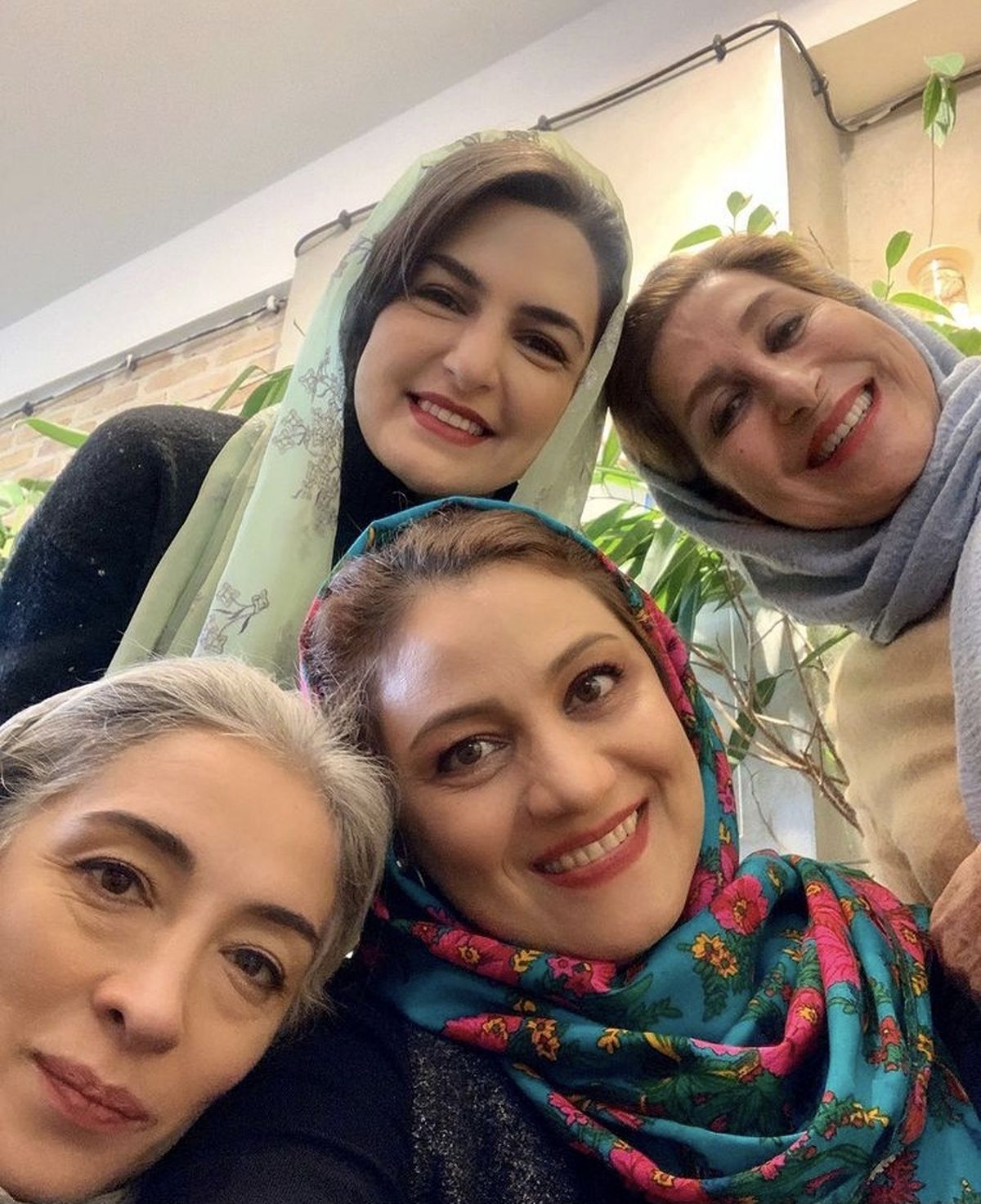 سلفی شبنم مقدمی با دوستانش + عکس