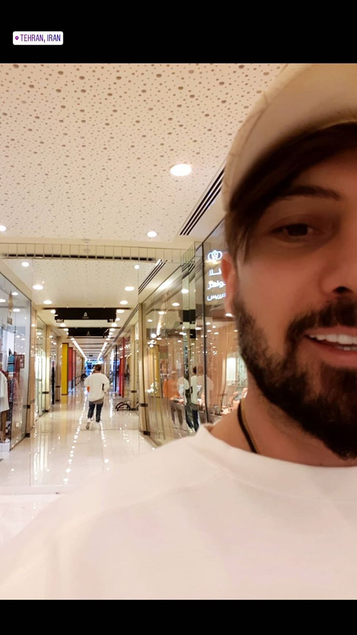 دانیال عبادی در یک‌ پاساژ + عکس