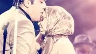 بوسه آقای خواننده و‌همسرش در کنسرت + عکس