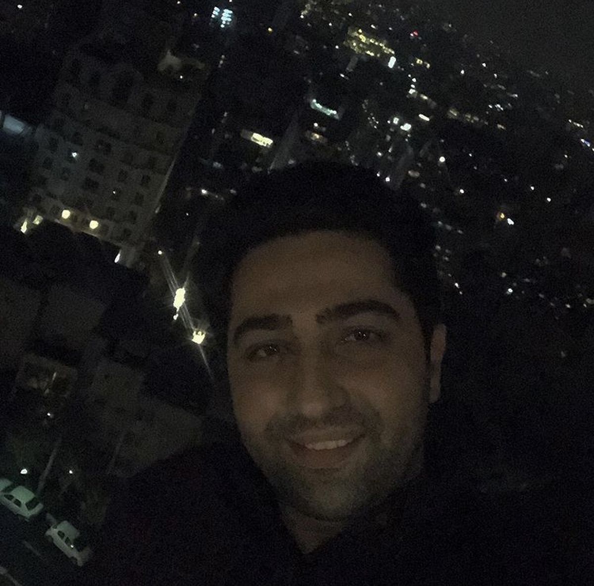 سلفی شبانه‌ علی سخنگو بر فراز تهران + عکس