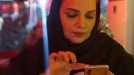 الهام پاوه نژاد در حال زیر و رو کردن عکس هایش