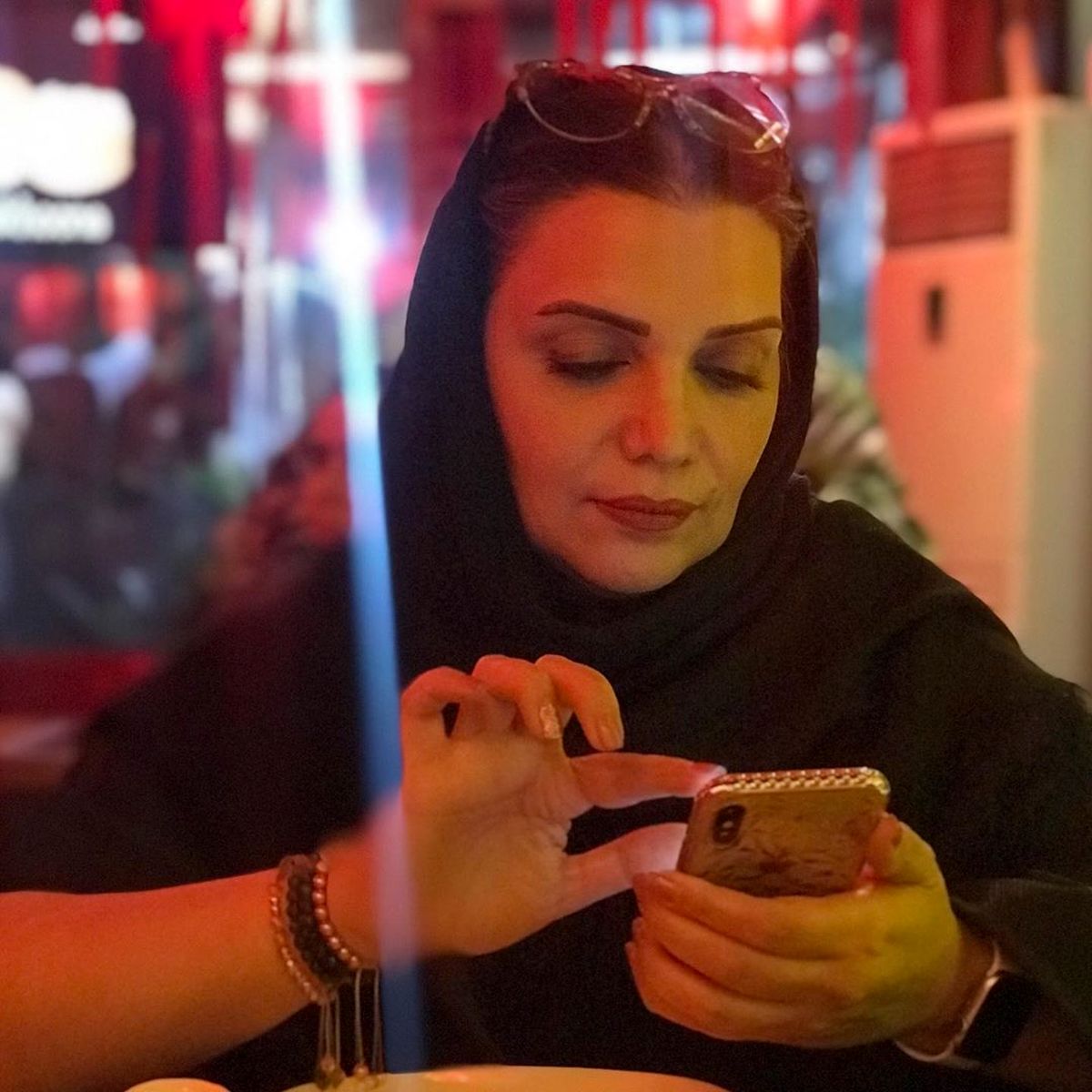 الهام پاوه نژاد در حال زیر و رو کردن عکس هایش