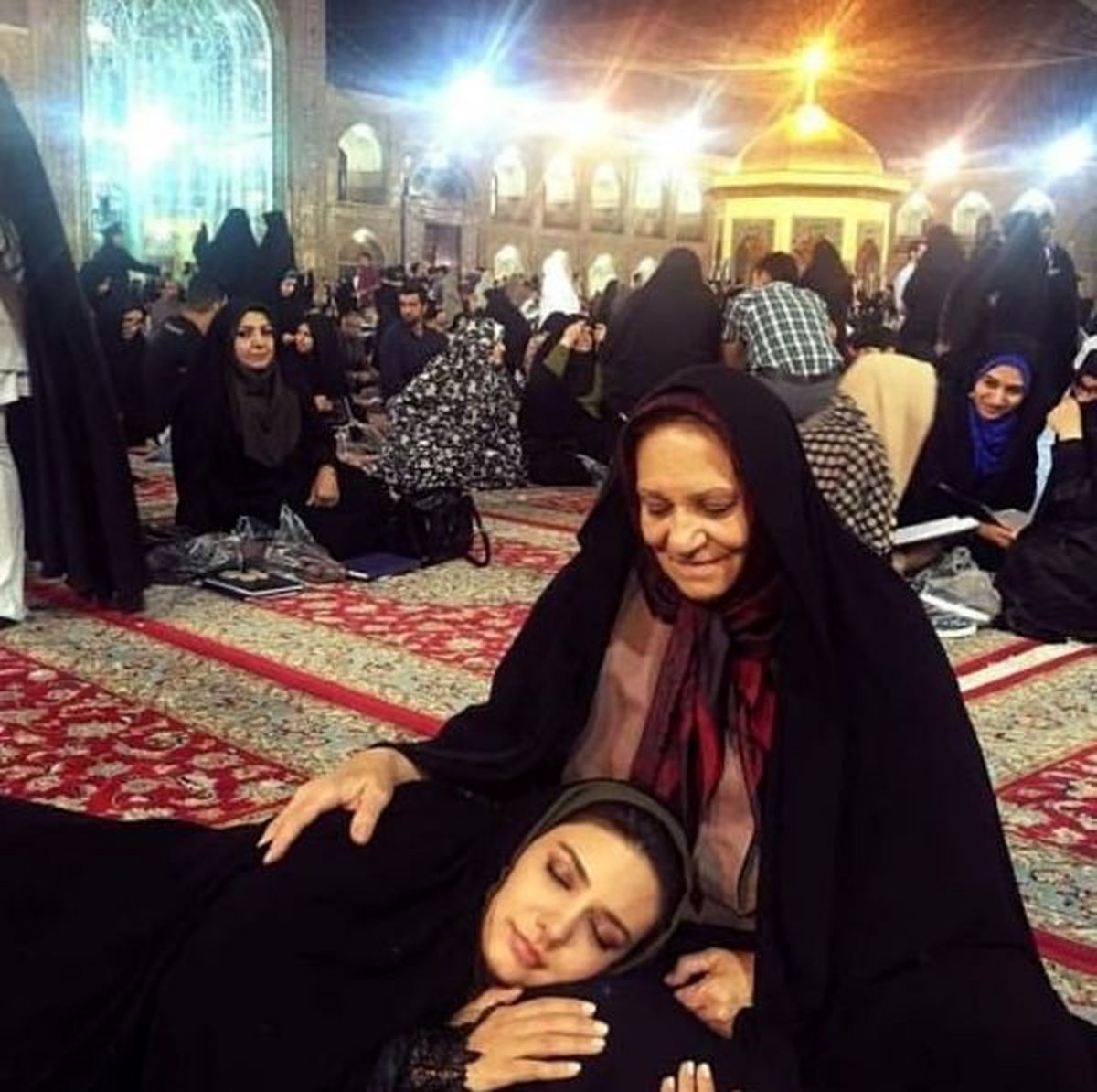لیندا کیانی روی پادر مادر آرام گرفت+عکس