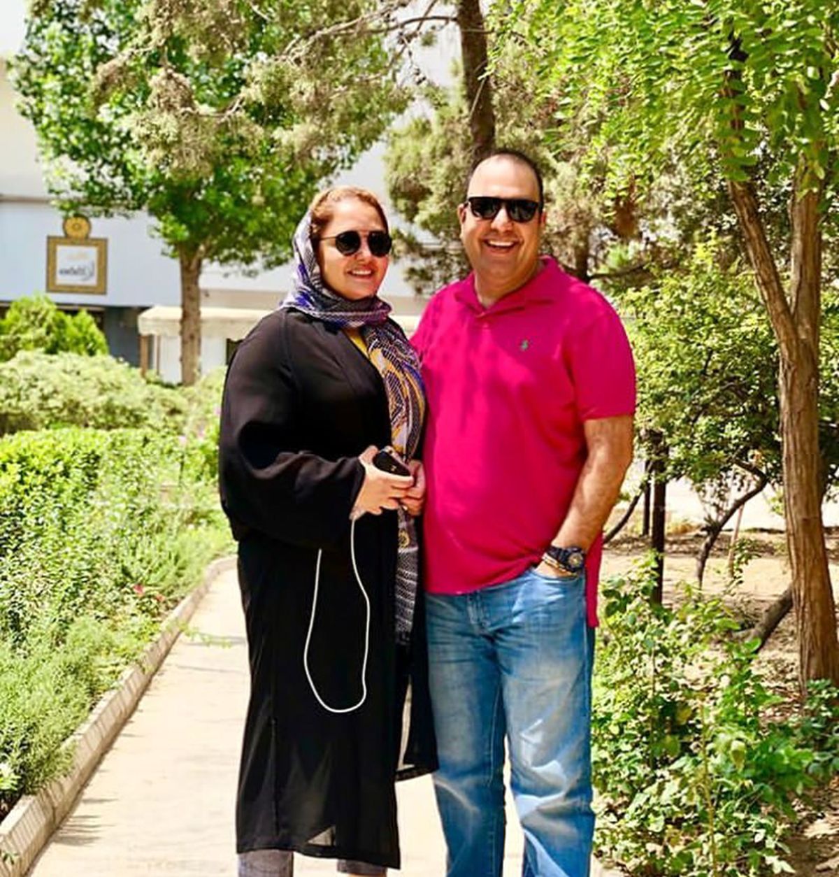تیپ صورتی همسر نرگس محمدی در پارک+عکس