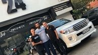 منوچهر هادی در کنار دوستان ماشین بازش + عکس