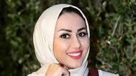 خانم مجری مثلا در حال کتاب خواندن!