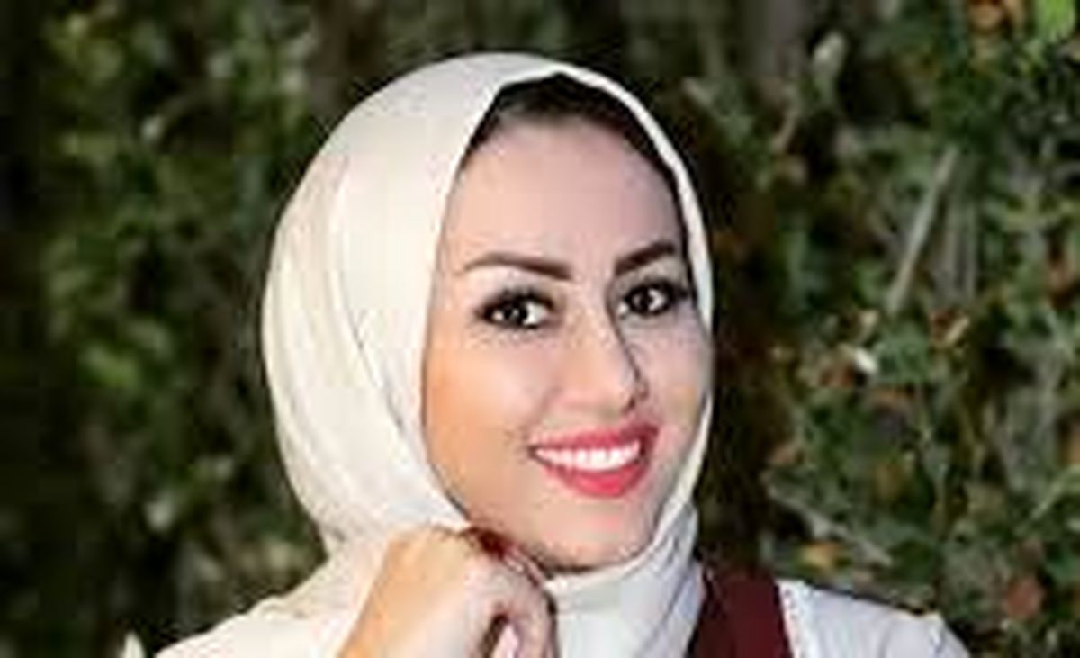 خانم مجری مثلا در حال کتاب خواندن!