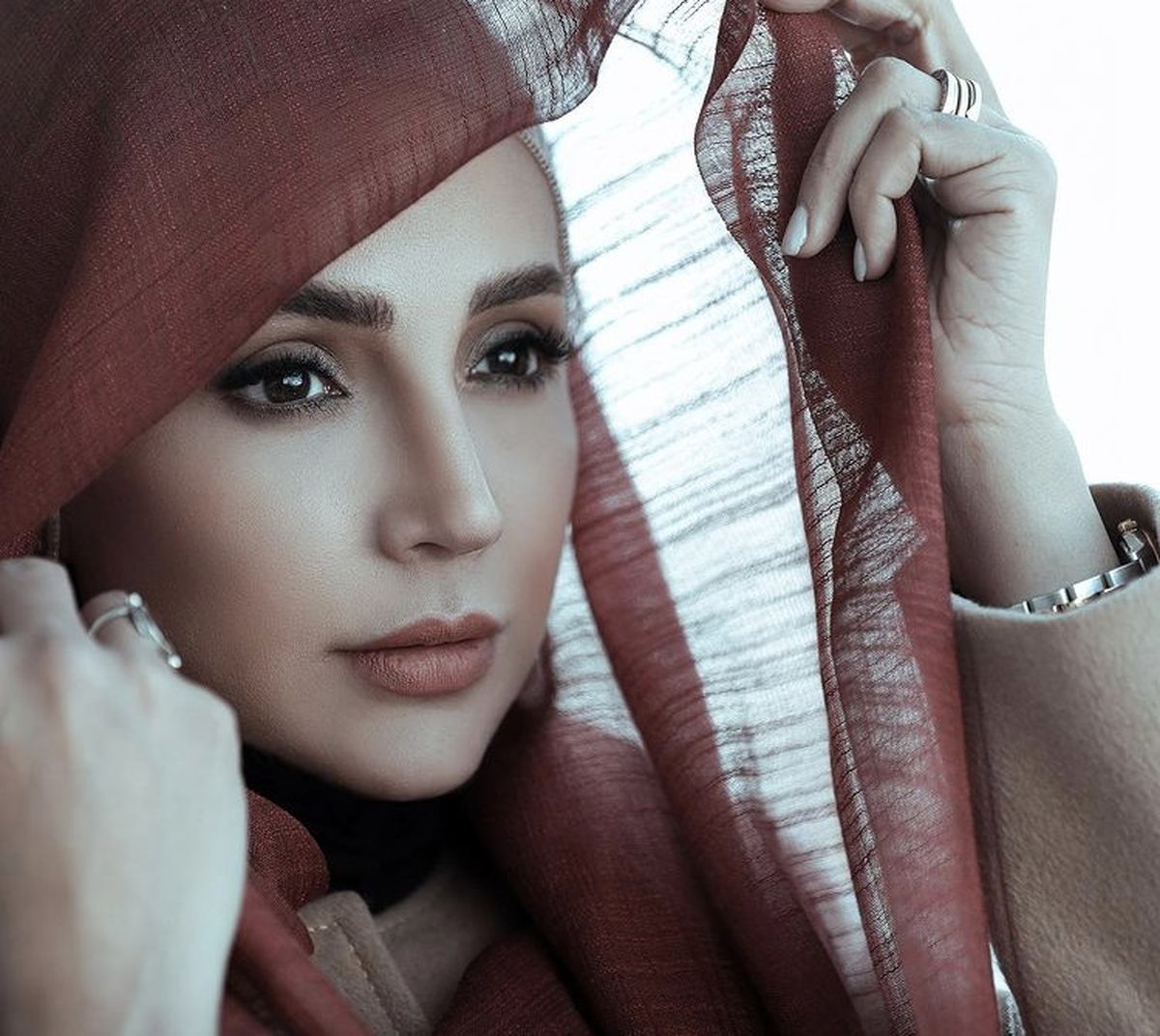 شبنم قلی خانی با ژست آتلیه ای + عکس