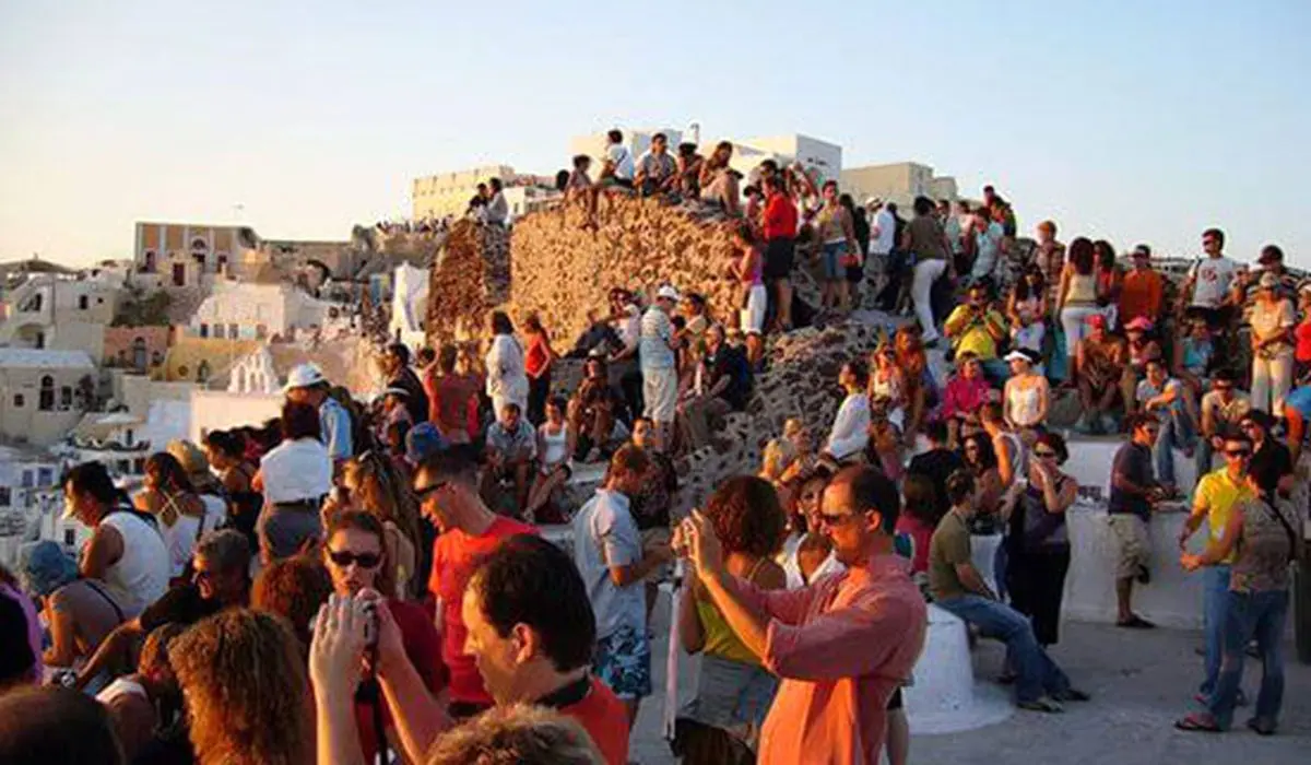 تخریب جاذبه‌های گردشگری به دست توریست‌ها /عکس