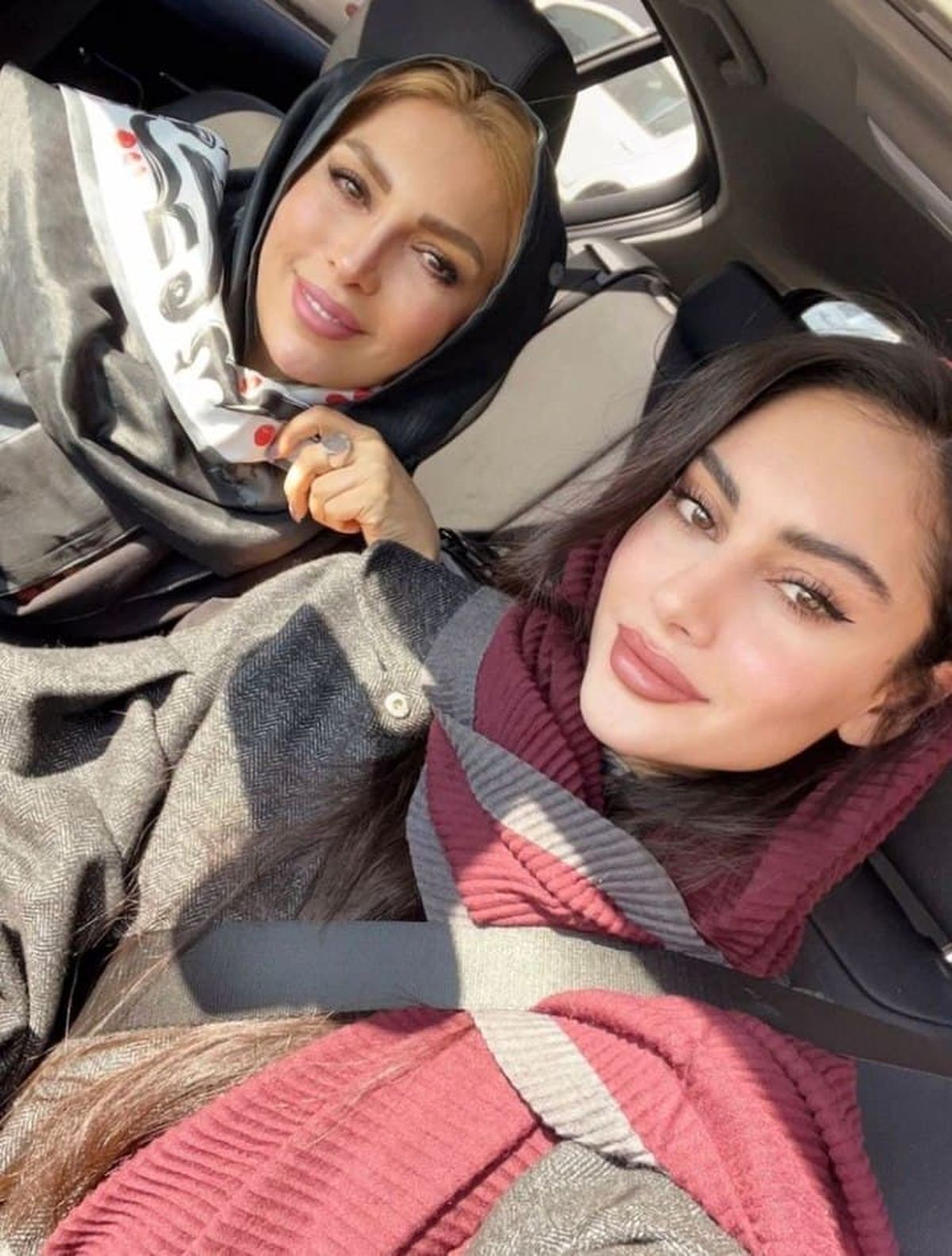ترلان پروانه در کنار مادرش