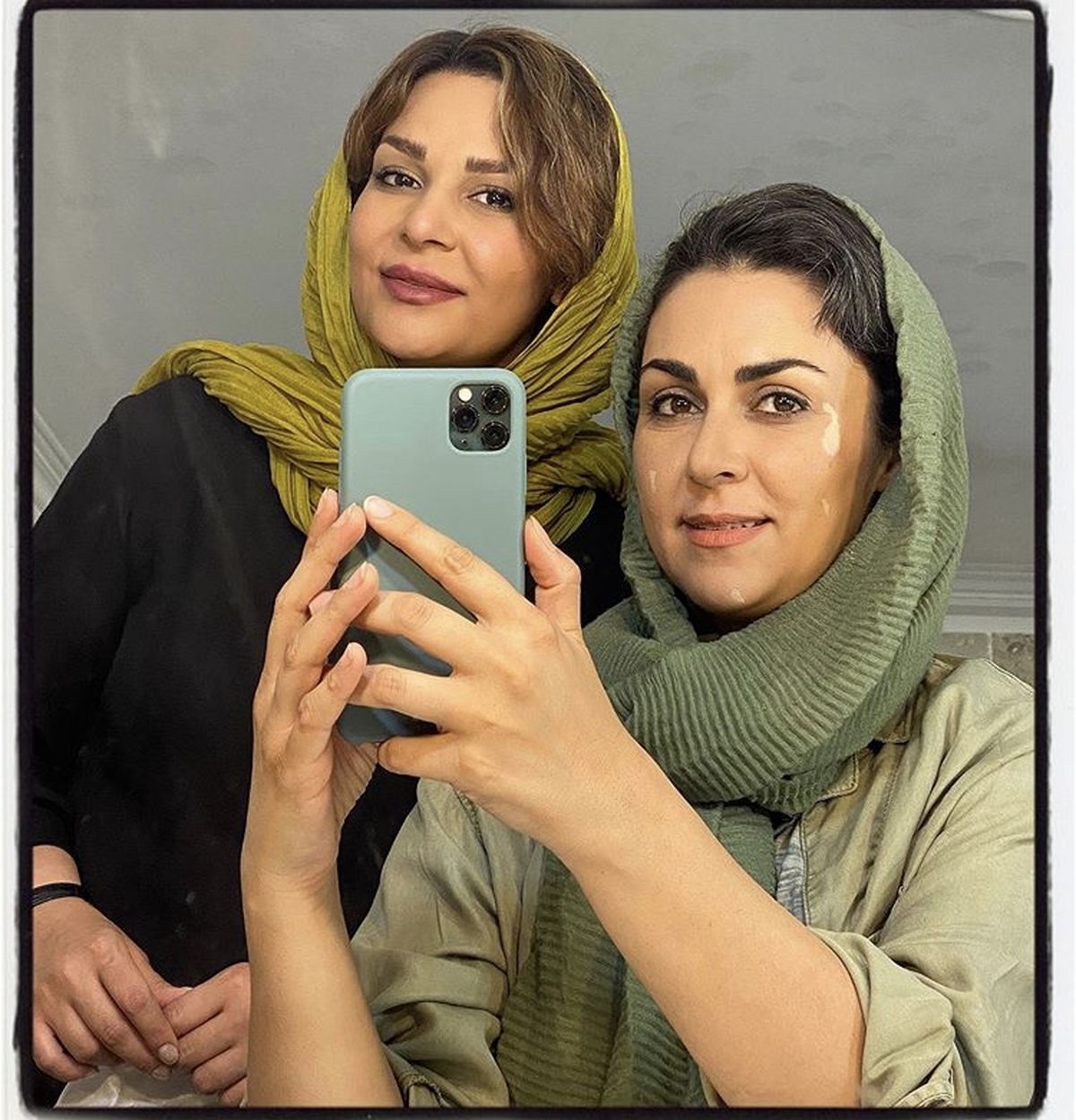شیوا ابراهیمی در کنار گریمورش + عکس