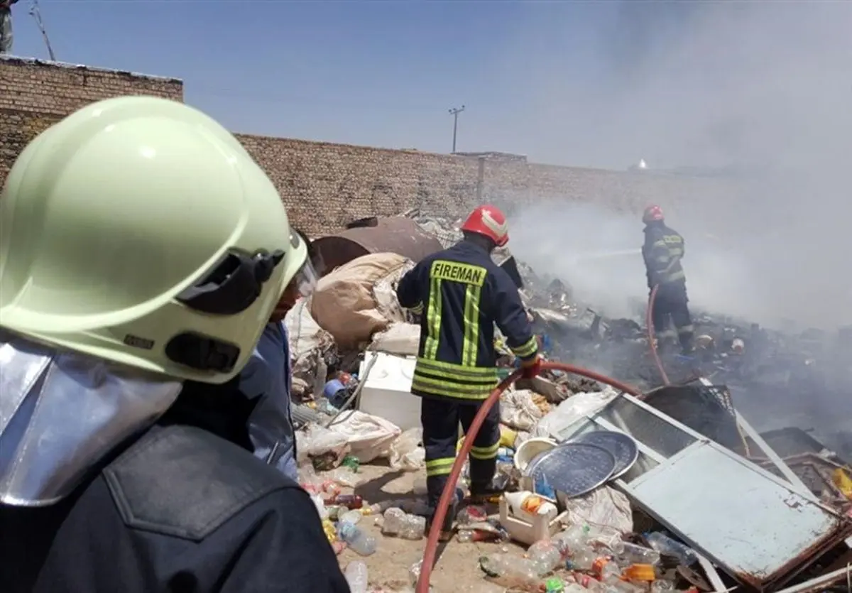 آتش‌سوزی در مرکز جمع‌آوری ضایعات پلاستیک در ورامین + تصاویر