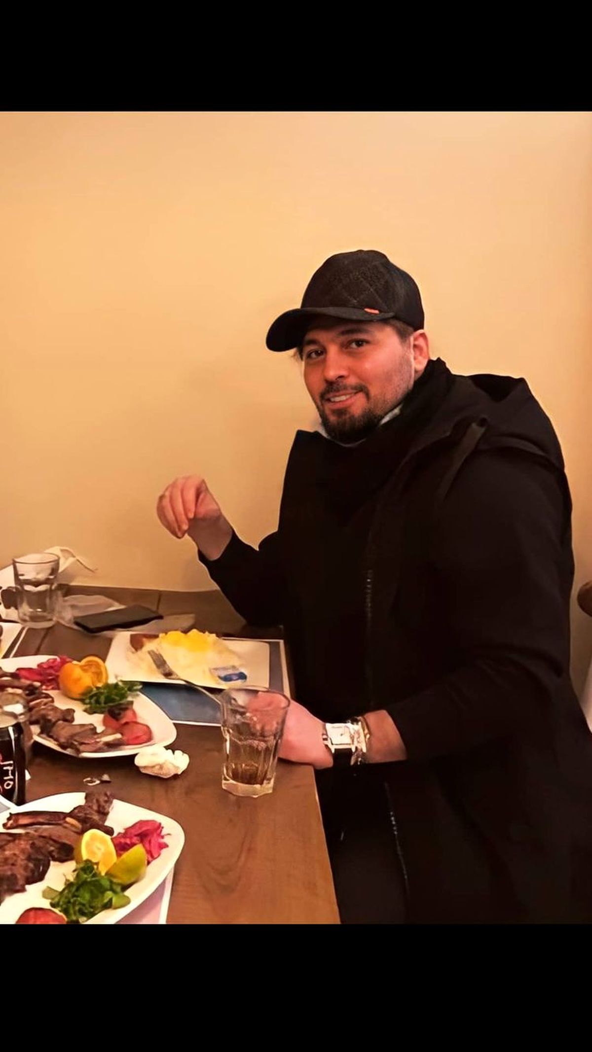 دانیال عبادی در یک رستوران + عکس