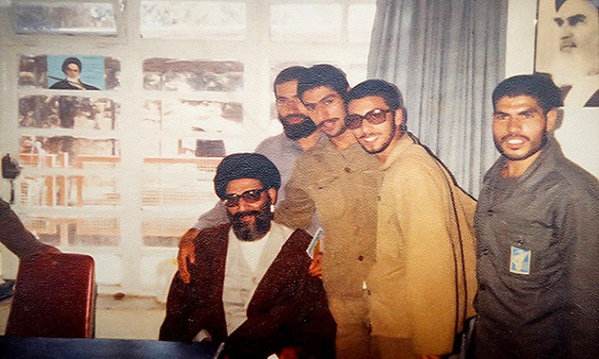 ماجرای لباس قرمزی که مادر شهید در تشییع فرزندش پوشید 