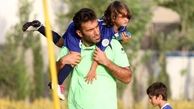 کری خوانی مدافع استقلال برای پرسپولیسی ها/عکس