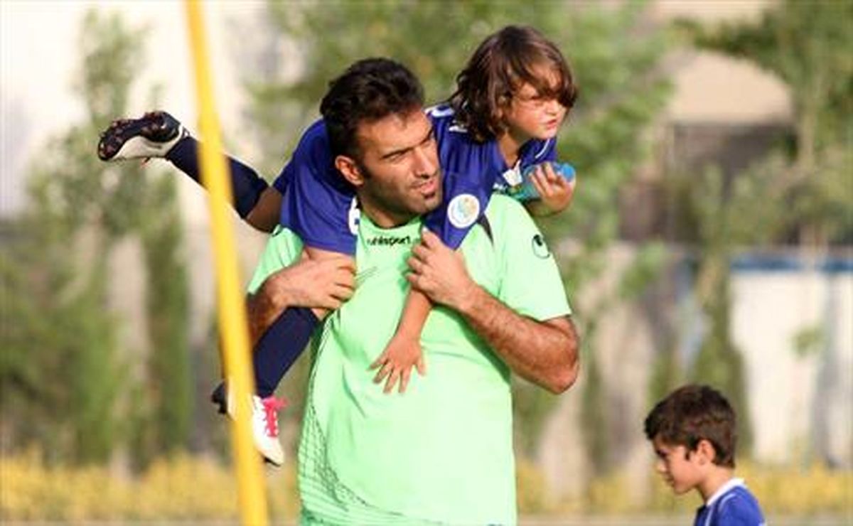 کری خوانی مدافع استقلال برای پرسپولیسی ها/عکس