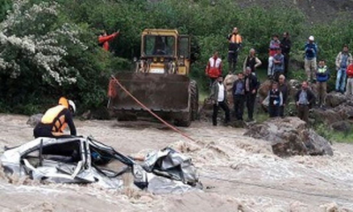 سقوط پژو 405 به داخل رودخانه 