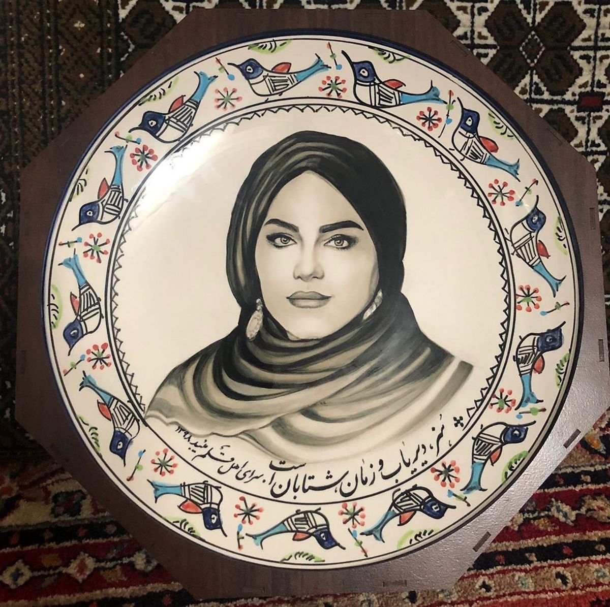 عکس نرگس آبیار روی یک اثر هنری بی نظیر