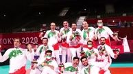 فیلمی جالب از تقدیم دسته گل قهرمانی والیبال نشسته ایران به مادر شهید