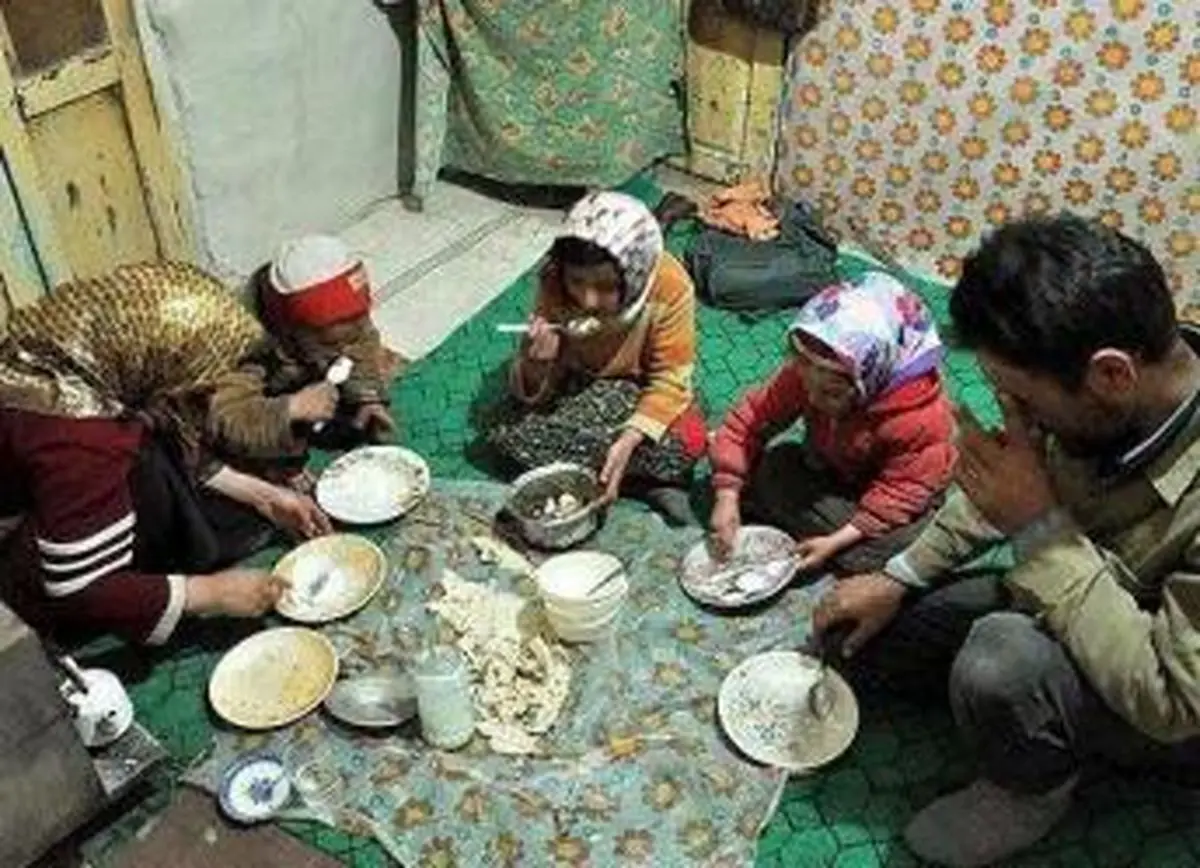 گروهی نان را نسیه می‌خرند و گروهی حساب‌های نسیه را صاف می‌کنند