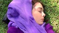 چرت زدن دیبا زاهدی روی چمن ها + عکس
