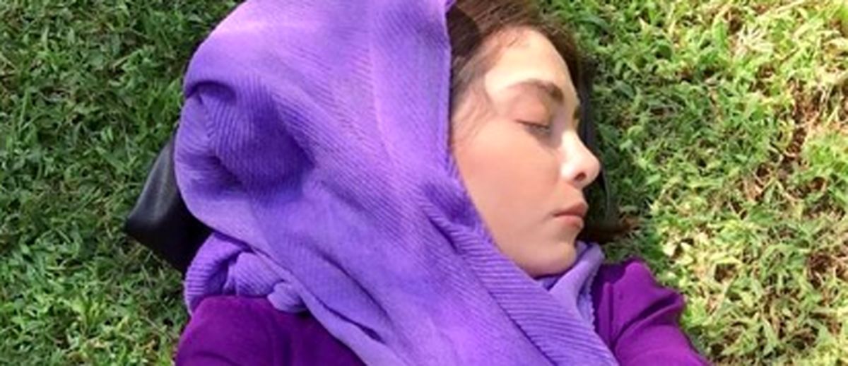 چرت زدن دیبا زاهدی روی چمن ها + عکس