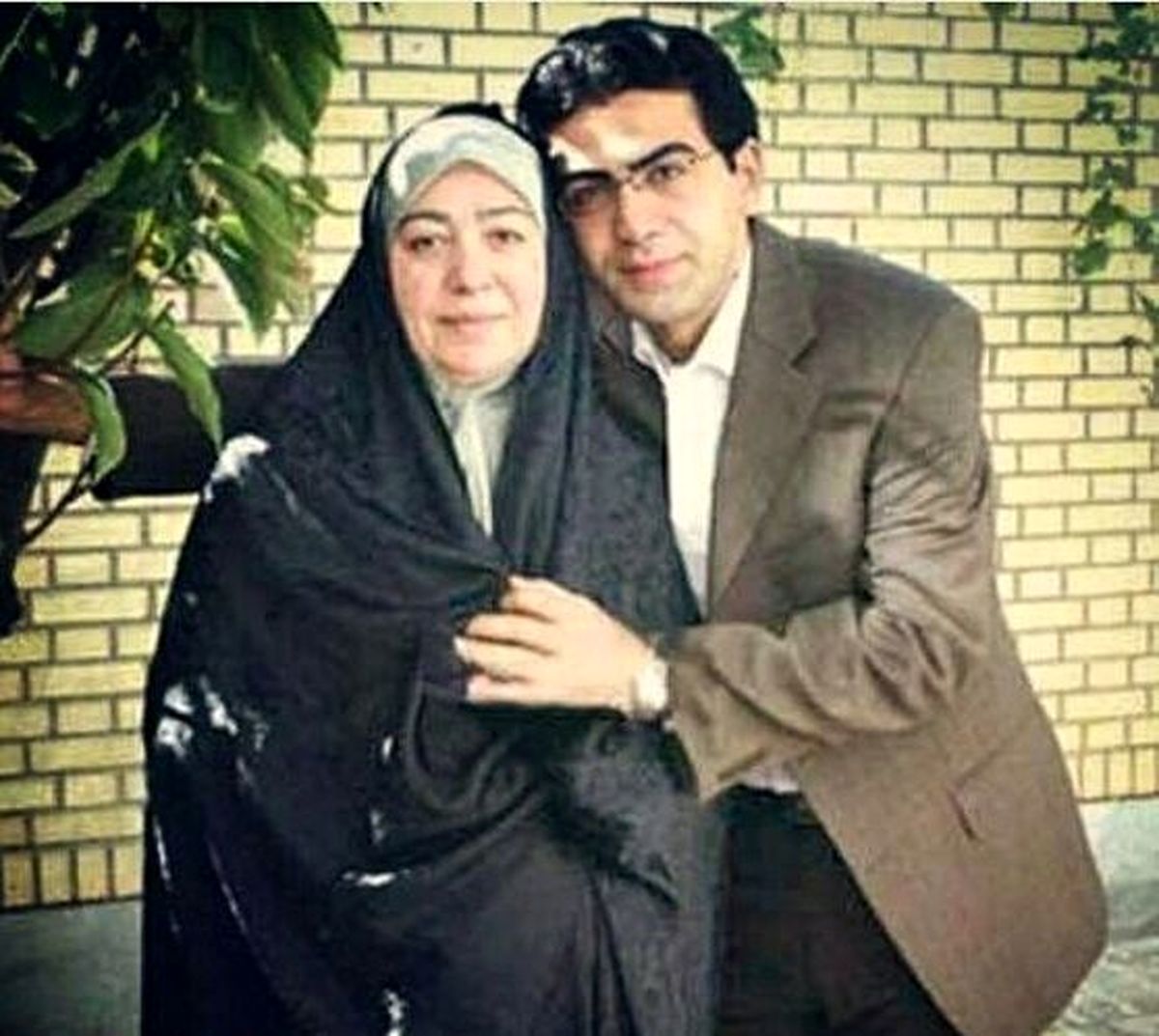 فرزاد حسنی و مادرش + عکس