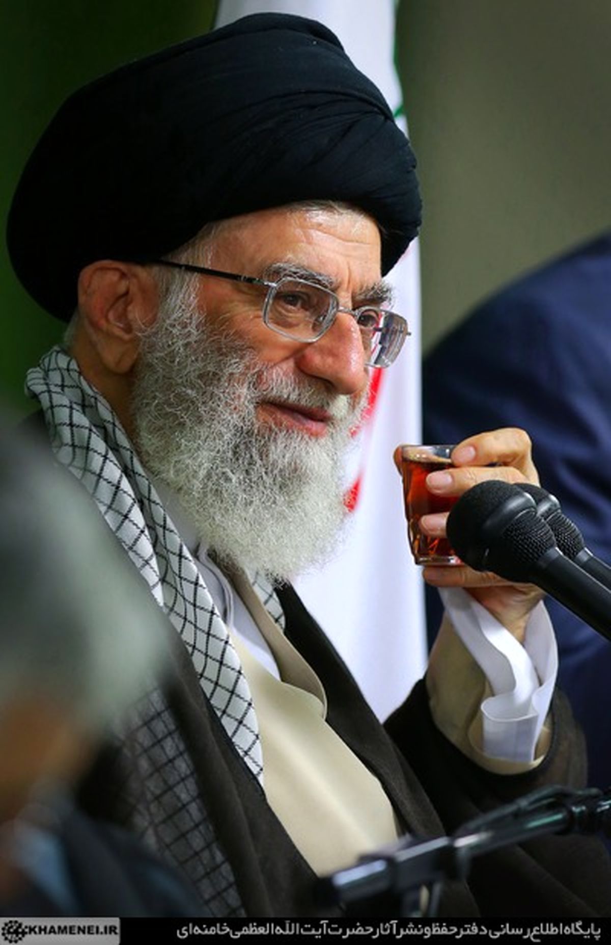 روایتی متفاوت از دیدار رهبر انقلاب و شاعران؛ به صرف چای و غزل