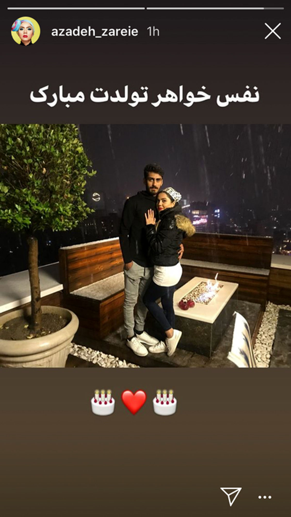 عکس پراحساس آزاده زارعی و برادرش در رستوران