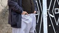 آقای بازیگر با پیژامه جلوی در خانه + عکس