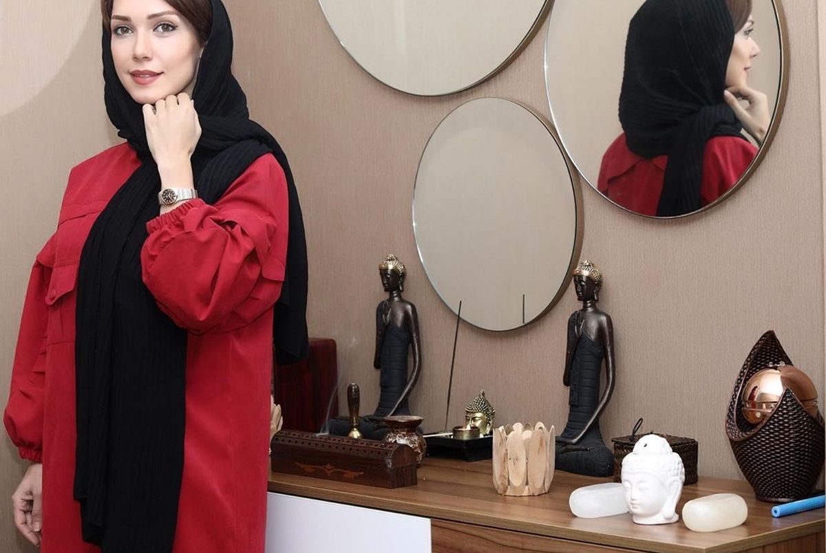 عکس شهرزاد کمالزاده با مجسمه های بودایش